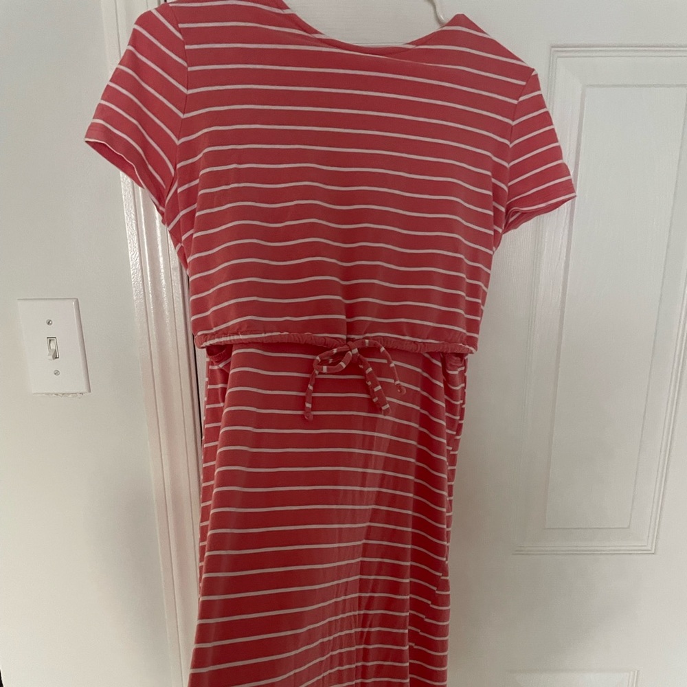 Beautiful pink and white nursing dress 💕 comfortable and soft material